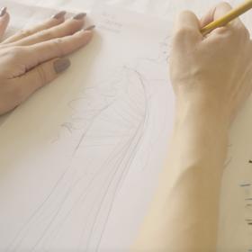 Takhle vznikal návrh šatů, které oblékla na filmový festival ve Varech Dominika Branišová. 