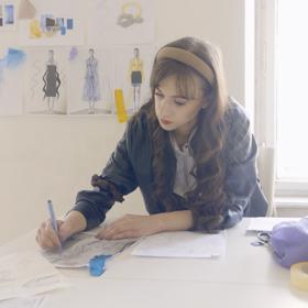 Návrhářka Natalie Dufková v přípravách modelu, který oblékla Dominika Branišová