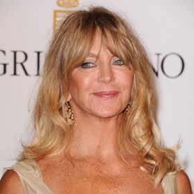 Herečka Goldie Hawn (78) se podprsenkou málokdy obtěžuje, má se ráda takovou jaká je i přesto, že se v komentářích na sociálních sítích lidé do jejího vzhledu pouštějí neustále. 