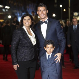 Dolores a Cristiano mají dodnes pevný vztah. Maminka slavného fotbalisty nesmí chybět u žádného zásadního okamžiku v kariéře ani životě svého syna. Na snímku ještě s vnukem Cristianem juniorem.