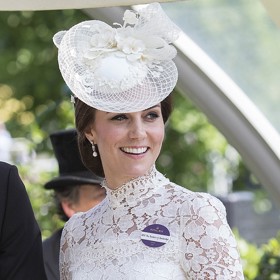 Klobouk si podle všeho vzala Kate týž, akorát ho nechala dozdobit pár květy navíc.