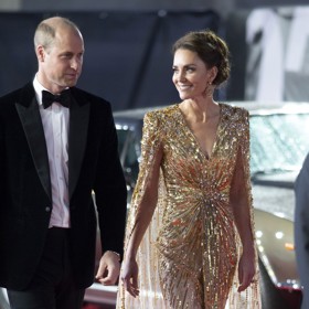 Kate začali po premiéře přezdívat Zlaté holka. Tímto outfitem totiž nadchla módní kritiky.