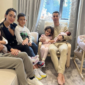 Portugalský útočník Cristiano Ronaldo má zřejmě v osudu zapsanou pětku, ačkoliv na dresu nosí sedmičku. Získal pět Zlatých míčů pro nejlepšího fotbalistu světa, pětkrát vyhrál prestižní Ligu mistrů a má i pět dětí. Tři si pořídil sám coby otec-samoživitel prostřednictvím náhradní matky, dvě mu porodila současná partnerka Georgina Rodríguez. Nejmladší dcerka přitom přežila porod, během nějž zemřel její bráška-dvojče.