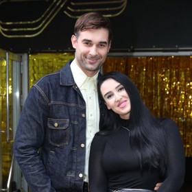 Veronika Beskydiarová alias Besky se svým partnerem, hvězdou seriálu Zlatá labuť, hercem Adamem Vaculou.