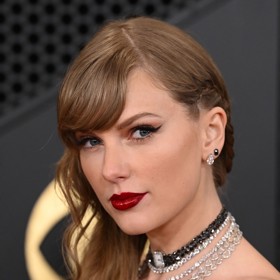 Stejně dokonale příroda obdařila také zpěvačku Taylor Swift. Ta se pyšní tvarem nazývaným Amorův luk a také je velmi často předlohou při zadání dokonalých tvarů vytvořených plastickými chirurgy.