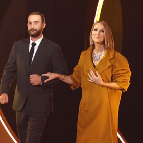 Stále častěji se objevuje na veřejnosti, a co víc, s úsměvem na tváři. Takto v doprovodu nejstaršího syna Reného-Charlese Angélila (23) dorazila na únorové předávání cen Grammy.