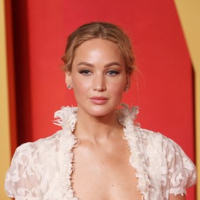 Jennifer Lawrence svá prsa neřeší a nosí to, co se jí líbí, i když by to některé mohlo pobouřit. Asymetrii poprsí zjistila až při lékařském vyšetření a rozhodně se kvůli tomu nezačala zahalovat, protože je to přirozené. 