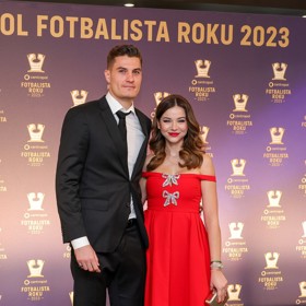 Fotbalista Patrik Schick se svou manželkou Hankou.