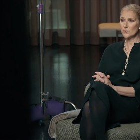 V jeden moment Céline Dion předvádí, jak aktuálně funguje její hlas. Výsledek ji přinutí k pláči.