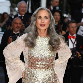 Nejstylovější nositelka přirozených šedin, americká herečka Andie MacDowell (66). Od té doby, co se po šedesátce rozhodla přestat s barvením a dát průchod přírodě, její vlasy prokvétají stříbřitými prameny. Letošní festival v Cannes ozdobila stylingem s volnými vlnami sahajícími na ramena v třpytivých flitrových šatech barvy zlata. 
