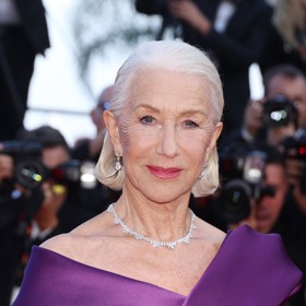 Hrdá nositelka elegantních šedin, britská dáma Helen Mirren (78). Stejně jako Andie MacDowell představila šediny, kterým už je pár let věrná i na letošním ročníku festivalu v Cannes. Tentokrát nosí elegantní uhlazené mikádo.