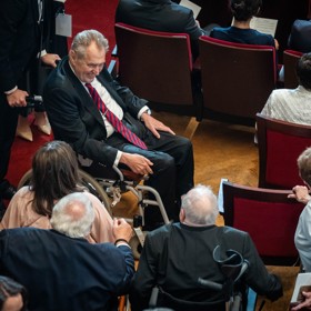 Miloš Zeman dorazil do Bratislavy ve skvělé náladě.
