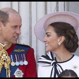 Šaty Kate ještě korunovala perlovými náušnicemi z dílny Cassandry Goad, které zdobily diamanty.