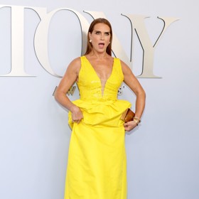 K večerním šatům totiž musela nazout pohodlné pantofle.