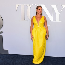 Herečka Brooke Shields ohromila na červeném koberci netradiční obuví.