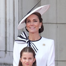 Kate Middleton se poprvé po lednové operaci břicha a následné preventivní chemoterapii objevila na veřejnosti u příležitosti králových narozenin. Ač vypadala hubenější než dřív, neuvěřitelně jí to slušelo.
