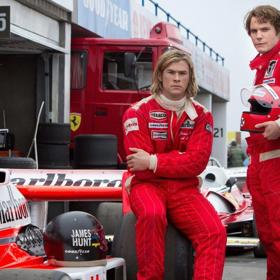 Daniel Brühl a Chris Hemsworth ve filmu Rivalové.