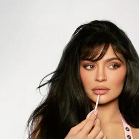 Také Kylie Jenner zdobí ikonický tvar rtů. Té už ale k dokonalosti dopomohla estetická medicína.