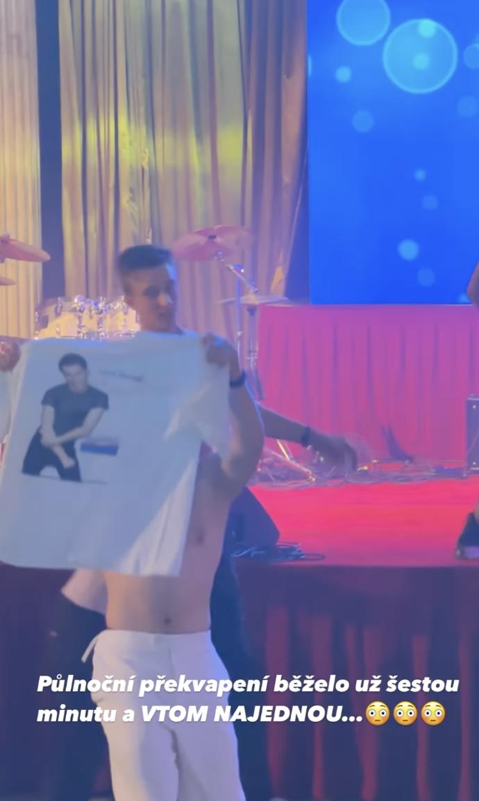 FOTO: Syn Leoše Mareše měl maturitní ples. – stránka 531
