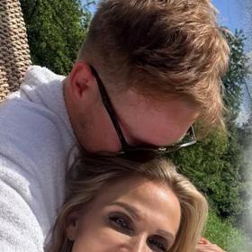 Tvář svého partnera Michaela úzkostlivě tajila. 