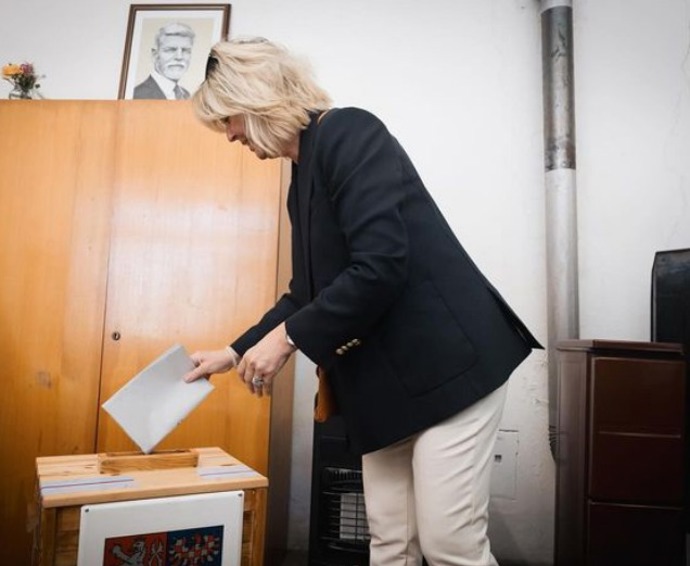 FOTO: Eva Pavlová u voleb. – stránka 817
