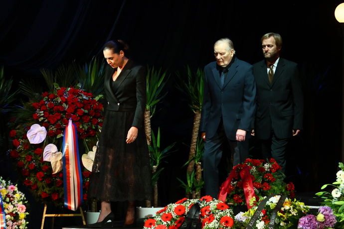 FOTO: Jiří Štěpnička a další kolegové drželi u rakve Jana Kačera čestnou stráž. – stránka 62