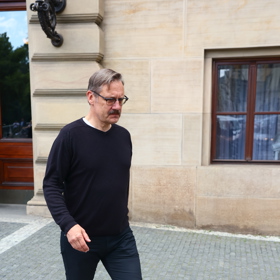 David Matásek při odchodu z posledního rozloučení s Janem Kačerem. 