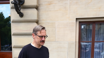 FOTO: David Matásek při odchodu z posledního rozloučení s Janem Kačerem.