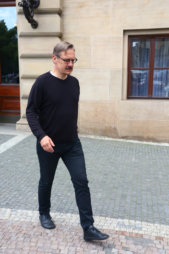 FOTO: David Matásek při odchodu z posledního rozloučení s Janem Kačerem. – stránka 29