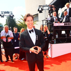 Milan Peroutka si pro slavnostní příležitost zvolil na míru šitý smoking od značky Galard a dozdobil se zajímavými šperky Halada. 