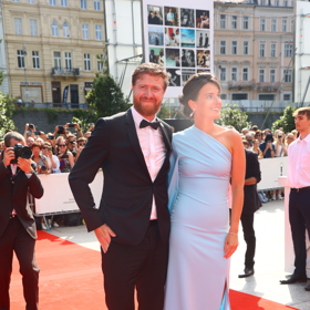 Hokejista Jakub Voráček vyvedl na zahájení festivalu manželku Markétu.