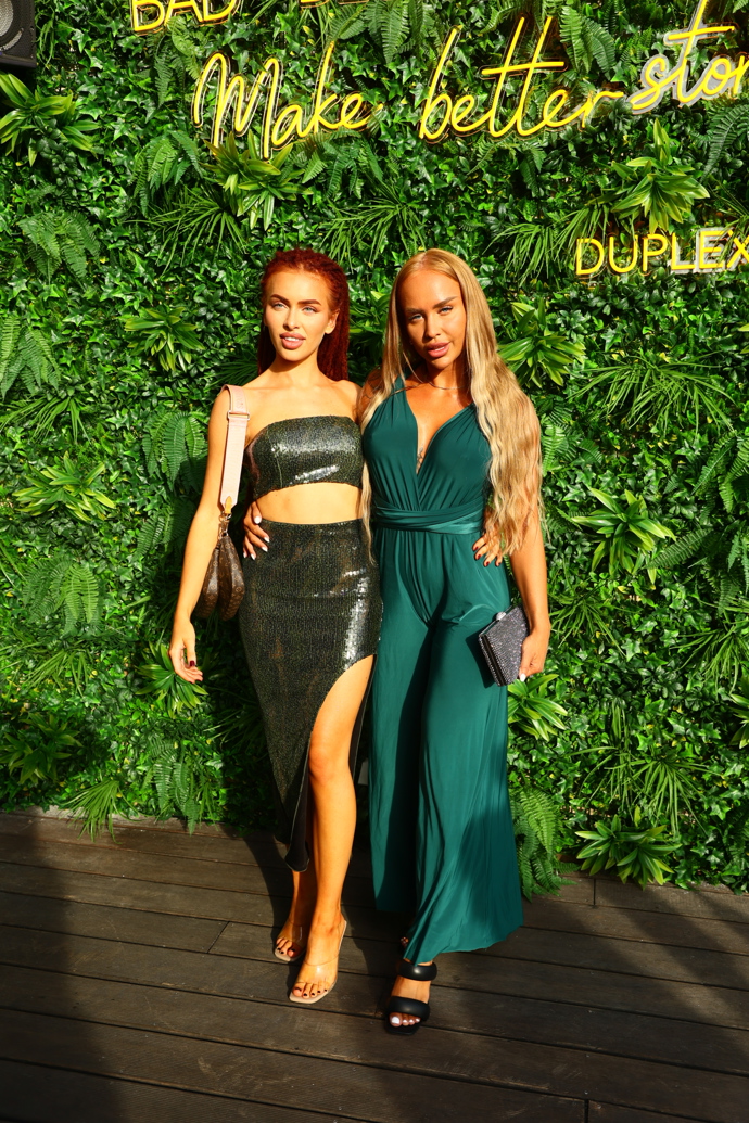 FOTO: Rachel Karnížová se svou přítelkyní Dominikou na party Survivoru. – stránka 45