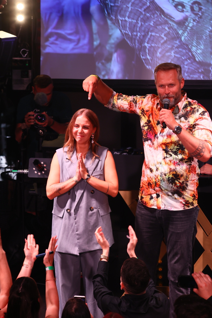 FOTO: Ondřej Novotný oslavil Nikolu. – stránka 25