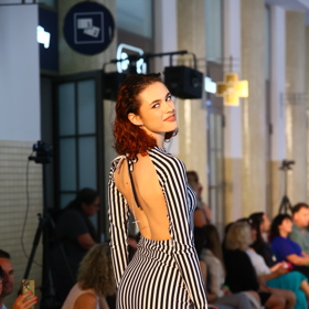 Mladá herečka Anna Dvořáková, dcera herce Jiřího Dvořáka, nejprve vynesla proužkované šaty s odhalenými zády.