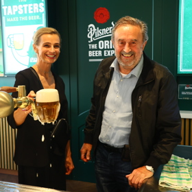 Ivana Jirešová čepovala pivo se svým tatínkem.