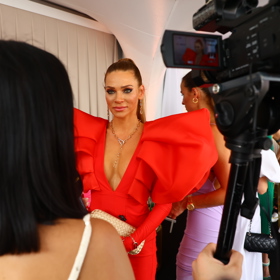 Andrea Verešová se během rozhovoru pro eXtra.cz rozpovídala nejen o oslavě svých narozenin, ale i o tom, jak probíhaly přípravy na MFF Karlovy Vary. S sebou má 4 kufry, 8 vaků a 2 kosmetické kufříky. 