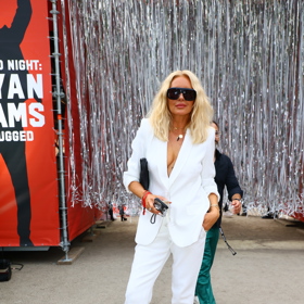 Modelka Simona Krainová v bílém kostýmu