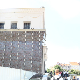 Kostel se ocitl uprostřed staveniště.