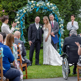 Aby to na natáčení vypadalo hezky, štáb použil na květinovou svatební výzdobu a kytici šest set padesát květin.