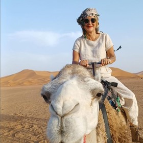 Vendula Pizingerová si v Maroku užila jízdu na velbloudovi.