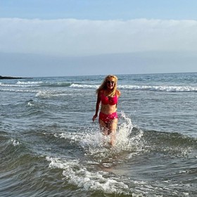 Prezidentka Kapky naděje si zaplavala ve dvoudílných plavkách v barvě Viva Magenta.