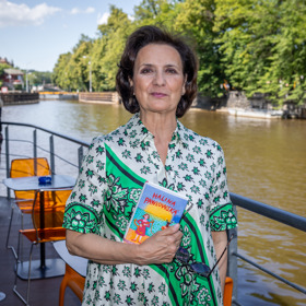 Herečka Veronika Freimanová nám popsala, jak vybírá šaty na společenské události - většinou jsou košilového střihu a nechybí límeček.