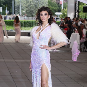 Modelka Daniela Zálešáková předvedla vysoký rozparek na módní přehlídce v Brně.