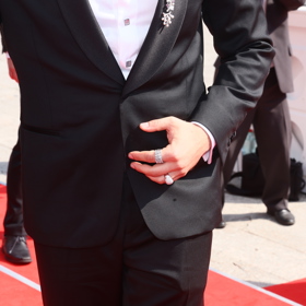 Detail šperků z Halady, kterými odzobil svůj sváteční smoking  Milan Peroutka.