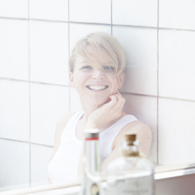 Designérka Anna Marešová představila černý menstruační kalíšek.