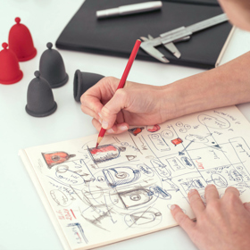 Designérka Anna Marešová už vytvořila rudý menstruační kalíšek, nyní vznikla jeho černá alternativa. 