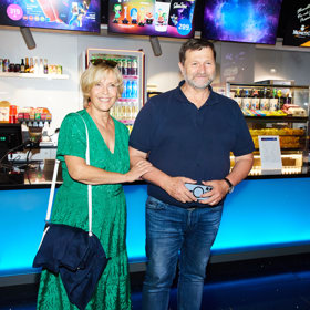 Herecký pár Miluše Šplechtová a Jan Hrušínský. Slavný herec si na premiéře vystačil s tričkem a džínami. 