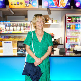 Herečka Miluše Šplechtová oblékla - s ohledem na zahradnický motiv filmu - výrazné zelené šaty.