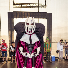 Drákula v podobě monstra v nadživotní velikosti pobavil letošní účastníky festivalu Hrady.cz. 