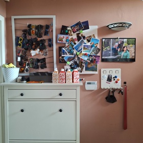 Předsíň je ozdobená brýlemi a pohlednicemi.